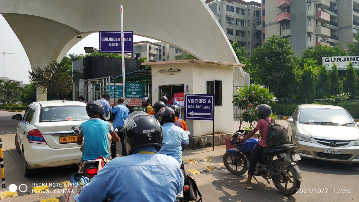 helmet_man_'s tweet photo. सुरक्षा गार्ड बने हेलमेट मैन दिल्ली NCR सोसाइटी के अंदर या बाहर निकलते वक्त आपको सुरक्षा गार्ड हेलमेट और सीट बेल्ट के लिए टोके तो आप बुरा ना माने.यातायात नियमों के पालन के साथ दुर्घटना और ट्रैफिक चालान से भी बचा रहा है हो सके तो दिवाली पर जरूर उसे मिठाई दें #Helmetman #roadsafety https://t.co/tQxUjgU3r7