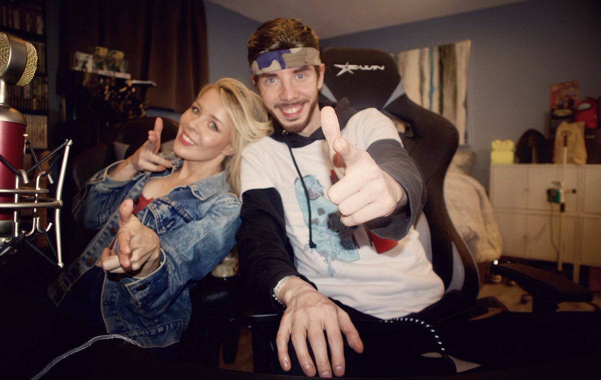 _Grace_Randall_'s tweet photo. @jakerandall watch us on the live stream right now!!! 👈🏻👆🏻👇🏻👉🏻 Finger Guns ready to roll  all the way until NOON TOMORROW 🥰✨

https://t.co/gOpUyKiA4j https://t.co/f43CmTOJTG