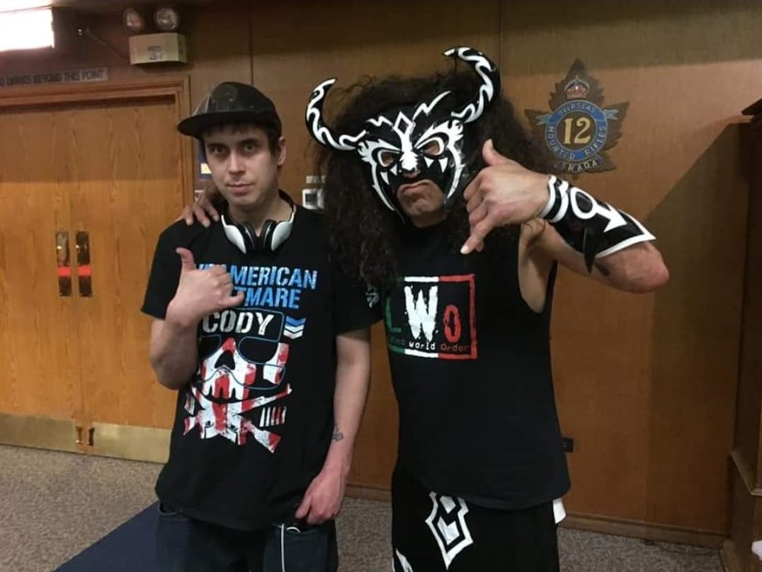 IInspiracool's tweet photo. #throwbackthursday me with #psychosis & #thejuice #juventudguerrera #luchadores #lucha #mexicanwrestling #mexicools #latinoworldorder #lwo #wcw #ecw #AEW #allelite #wwe #wweuniverse #indiewrestling #indywrestling #prowrestling @PsicosisOficial @JUVENTUDGUERRE2 https://t.co/Uz5AuonaCN