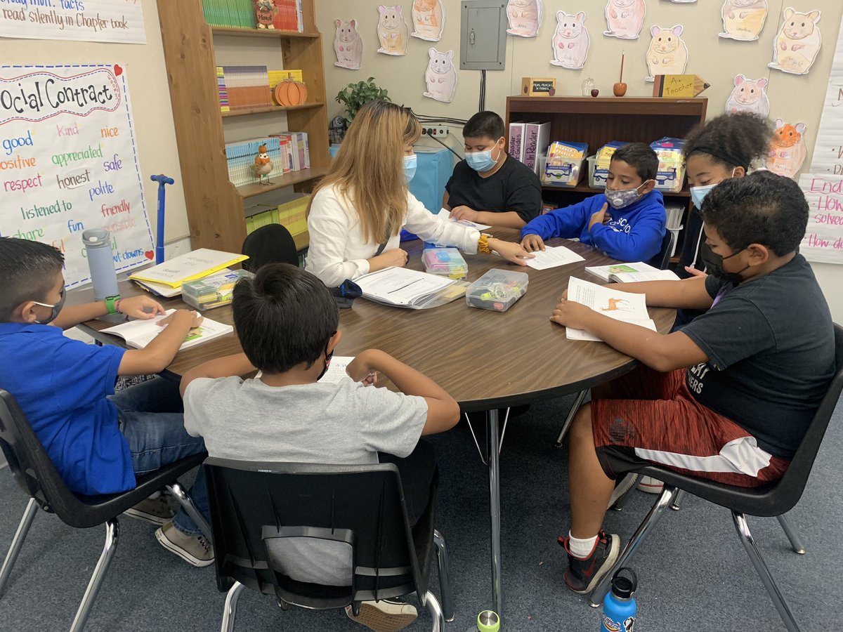 Dr_RebRod's tweet photo. The best part of my job is visiting schools and being around kids👍🏼💓💻📖📚📓✏️📝 @dr_gonzales #SWSD https://t.co/P16Ct7uc4H