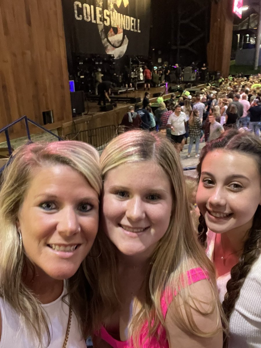 smwhereonabeach's tweet photo. Thanks for an amazing show tonight @coleswindell and @ThomasRhett !!!! We had THE BEST time! As usual! https://t.co/0SR9Sj72Jw