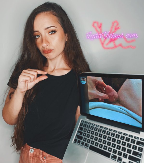 ɢᴏᴅᴅᴇꜱꜱ ʟᴜᴅᴏ ᴠɪᴄɪᴏᴜꜱ ♥ 𝔻𝕖𝕔 𝟛𝟙 - Another day, another dollar, And another useless dick to humiliate. With a baby carrot like this, you don't have many options do you?😂😈 #DarkHairGoddess #LudoVicious https://t.co/tlH0utH2OW