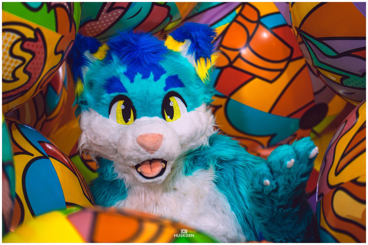 huskgen's tweet photo. Peekaboo! *hides away*
๐ฑ: @sMylekitty
๐งถ: @Mystikreatures
#furry #FursuitFriday #fursuiteveryday #fursuit #fursuits #fursuiter #furrytwitter #photography #squeakysaturday #squeakyfriday #inflatable #infltables #infla #inflafurry #pooltoy https://t.co/v3R67WUunT