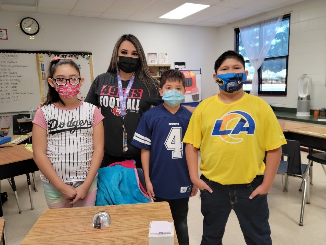FormerSVista_ES's tweet photo. Favorite Team Day at SVE! #Yahoo #TeamSISD #IntersessionFun https://t.co/V5SWwRvAum