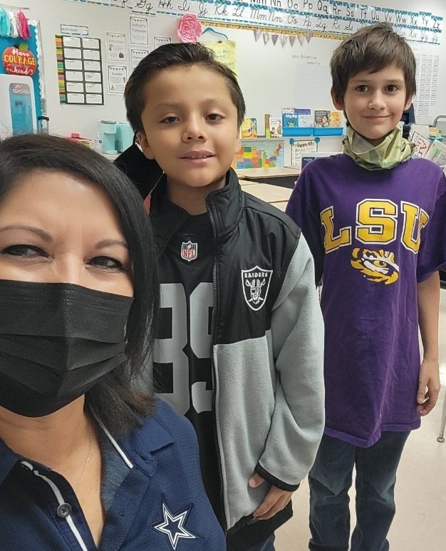 FormerSVista_ES's tweet photo. Favorite Team Day at SVE! #Yahoo #TeamSISD #IntersessionFun https://t.co/V5SWwRvAum