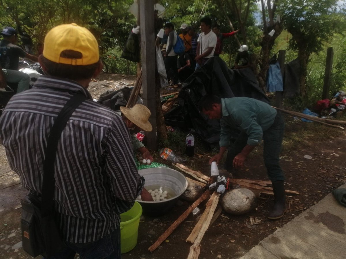 PrensaComunitar's tweet photo. #ElEstor la solidaridad entre comunidades Q'eqchi fortalece la resistencia pacífica antiminera en este territorio. Este es el cuarto día del plantón permanente, exigiendo el cierre de operaciones del proyecto minero Fénix y que se detenga la #Preconsulta por excluir al pueblo📌 https://t.co/qhkRejidP9