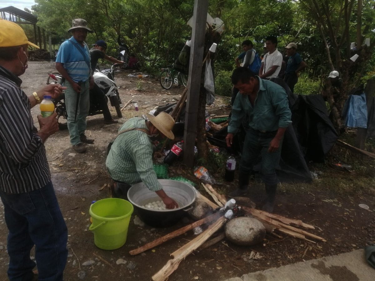 PrensaComunitar's tweet photo. #ElEstor la solidaridad entre comunidades Q'eqchi fortalece la resistencia pacífica antiminera en este territorio. Este es el cuarto día del plantón permanente, exigiendo el cierre de operaciones del proyecto minero Fénix y que se detenga la #Preconsulta por excluir al pueblo📌 https://t.co/qhkRejidP9