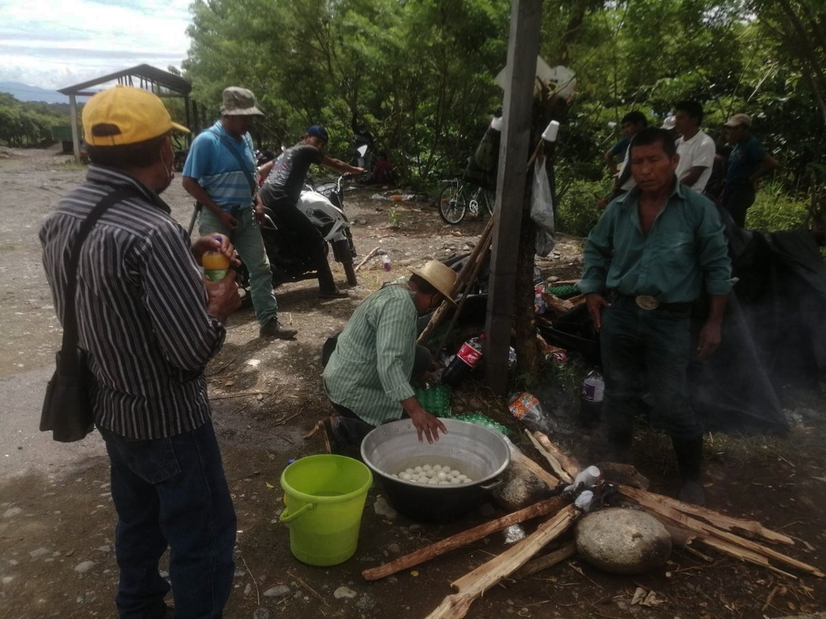 PrensaComunitar's tweet photo. #ElEstor la solidaridad entre comunidades Q'eqchi fortalece la resistencia pacífica antiminera en este territorio. Este es el cuarto día del plantón permanente, exigiendo el cierre de operaciones del proyecto minero Fénix y que se detenga la #Preconsulta por excluir al pueblo📌 https://t.co/qhkRejidP9