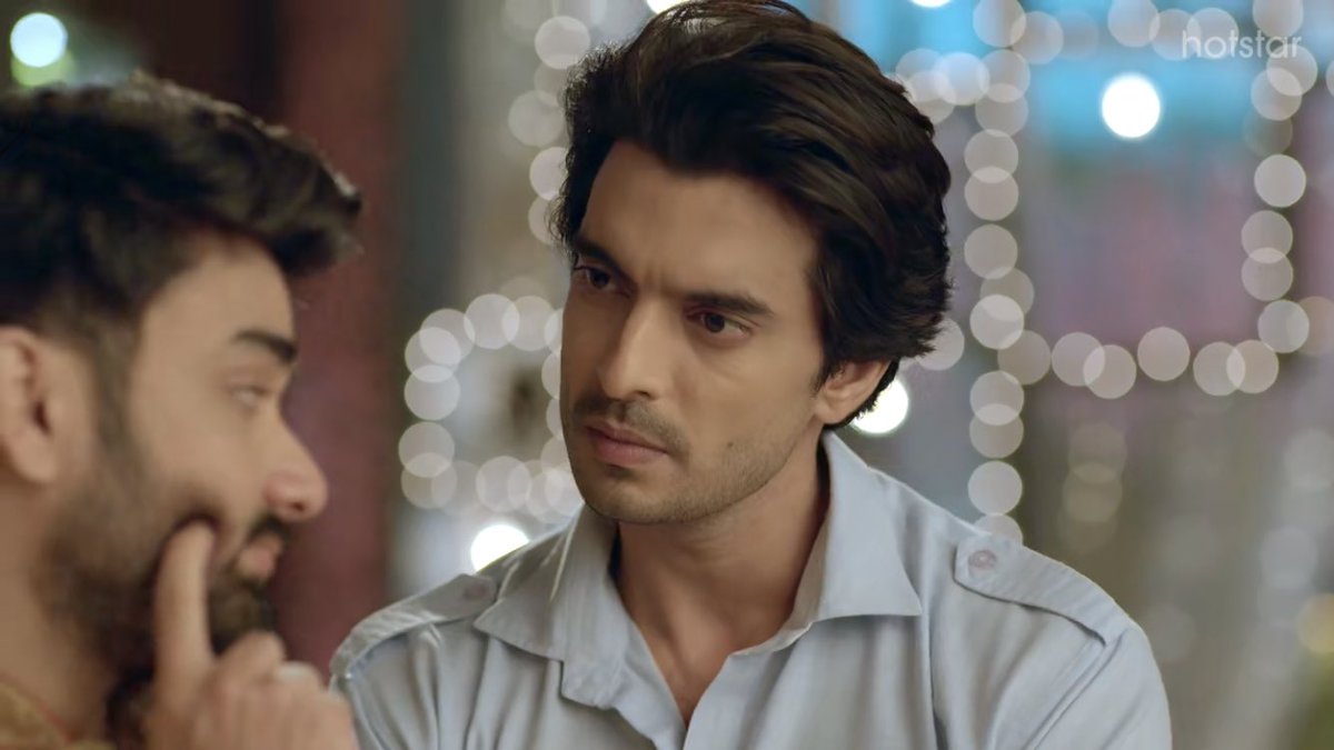 Dramaleaf's tweet photo. Keeping everything aside, sabse bade dukh ki baat ye hai ki Babusaheb aise expressions Sundar ko de rahe h. 
😆 2 biwiyan fir bhi Sundar gets these expressions. Lampost Adi 🤣🤣

#Imlie #Sundi #Sunadi https://t.co/pmBrwrPjyD