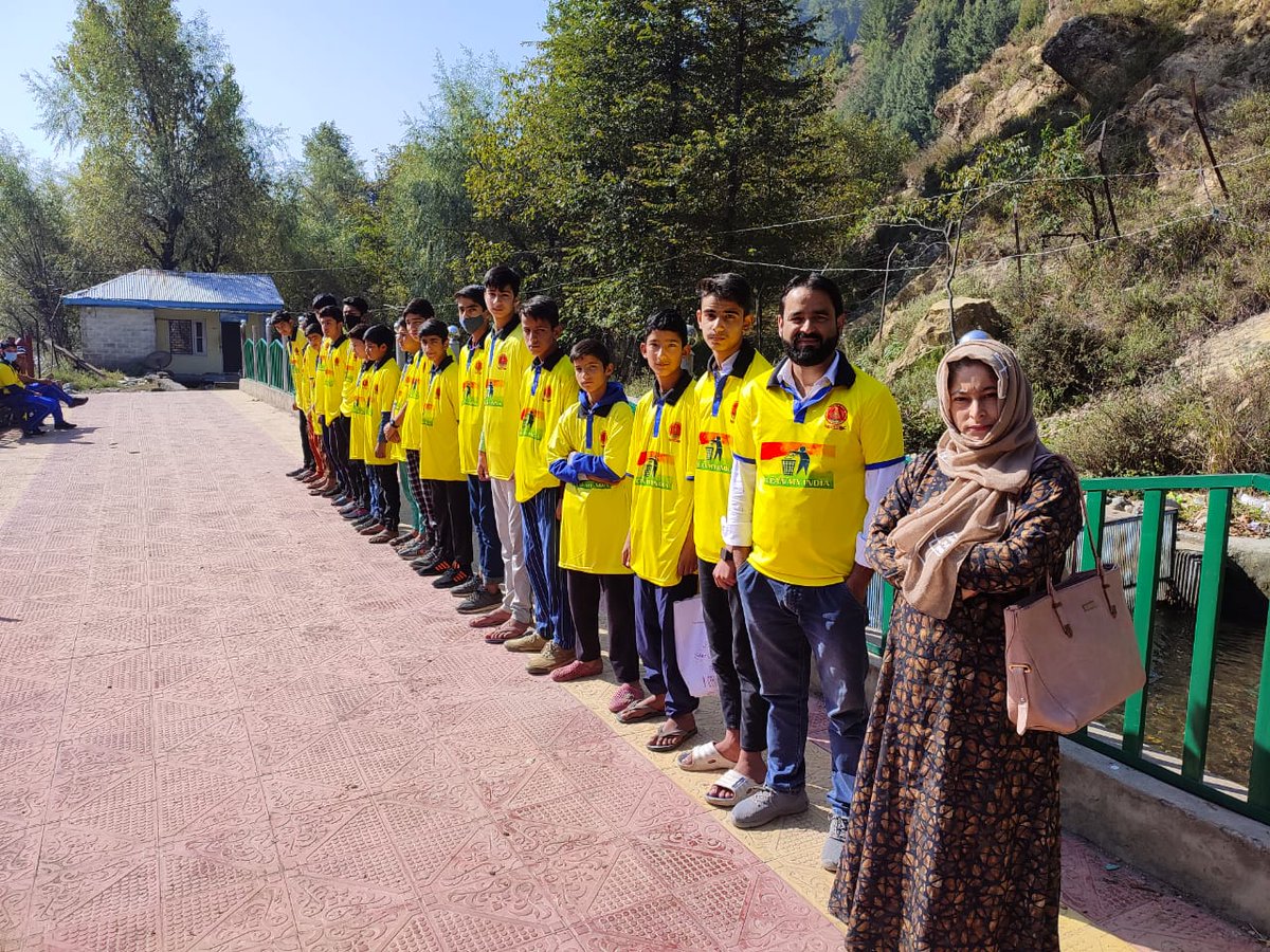 dcpulwama's tweet photo. Swachhta Pakhwada #Aripal Tral Pulwama @OfficeOfLGJandK @diprjk @BaseerUlHaqIAS https://t.co/AmgNLSnlrg