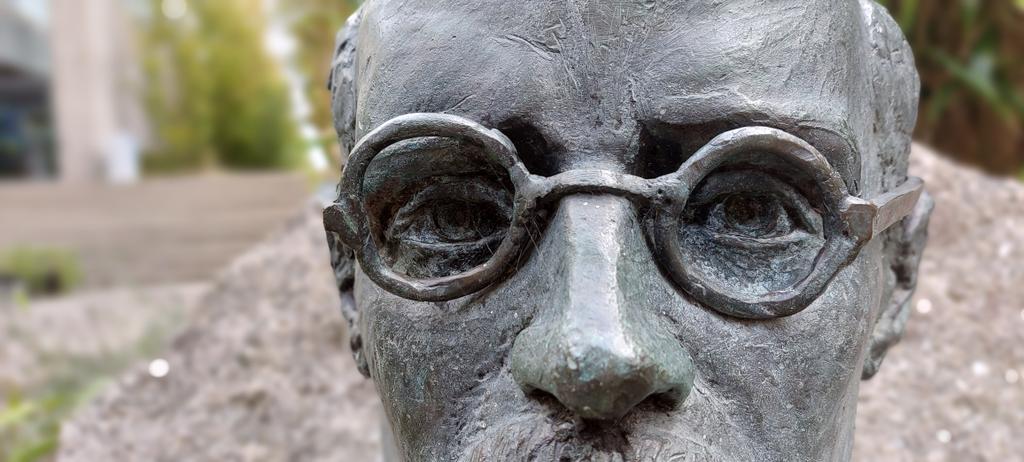 James Molloy (@jpjmolloy) on Twitter photo #JamesJoyce #sculpture #ucdsculpture #glasses #Dublin <a href="/ucddublin/">University College Dublin</a> <a href="/UCD_SPC/">UCD Staff Photography Club</a> <a href="/UCDLibrary/">UCD Library</a> <a href="/UCDEstates/">UCD Estate Services</a> <a href="/UCD_Engage/">Culture & Engagement</a> #JamesJoyce #sculpture #ucdsculpture #glasses #Dublin <a href="/ucddublin/">University College Dublin</a> <a href="/UCD_SPC/">UCD Staff Photography Club</a> <a href="/UCDLibrary/">UCD Library</a> <a href="/UCDEstates/">UCD Estate Services</a> <a href="/UCD_Engage/">Culture & Engagement</a>