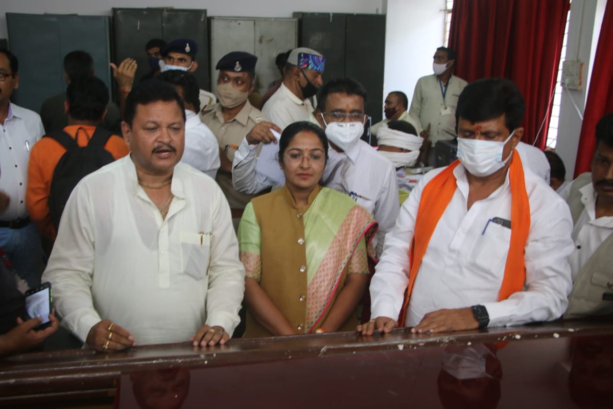 OfficeofSSC's tweet photo. सतना जिले की रैगांव विधानसभा से @BJP4MP की प्रत्याशी बहन श्रीमती प्रतिमा बागरी जी ने आज उपचुनाव के लिए अपना नामांकन दाखिल किया।

मैं उन्हें अपनी शुभकामनाएं देता हूं कि वे भारी मतों से विजयी हों और क्षेत्र के विकास को नई ऊंचाइयां प्रदान करें। : मुख्यमंत्री श्री @ChouhanShivraj https://t.co/JSuydB0JQA