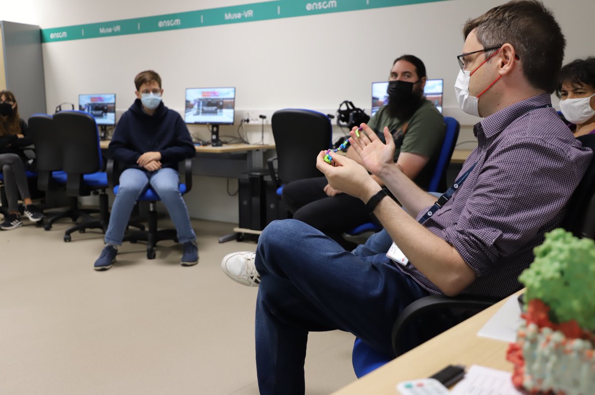 MusevrM's tweet photo. Pour les 30 ans de la fête de la Science, atelier avec Maxime LOUET dans notre salle "MUSE-VR" avec des élèves de 3ème pour leur montrer (et surtout leur expliquer) les structures de protéines issues du virus de la Covid-19. Merci à eux et aux professeurs d'avoir joué le jeu ! https://t.co/fnH3K0ggWo