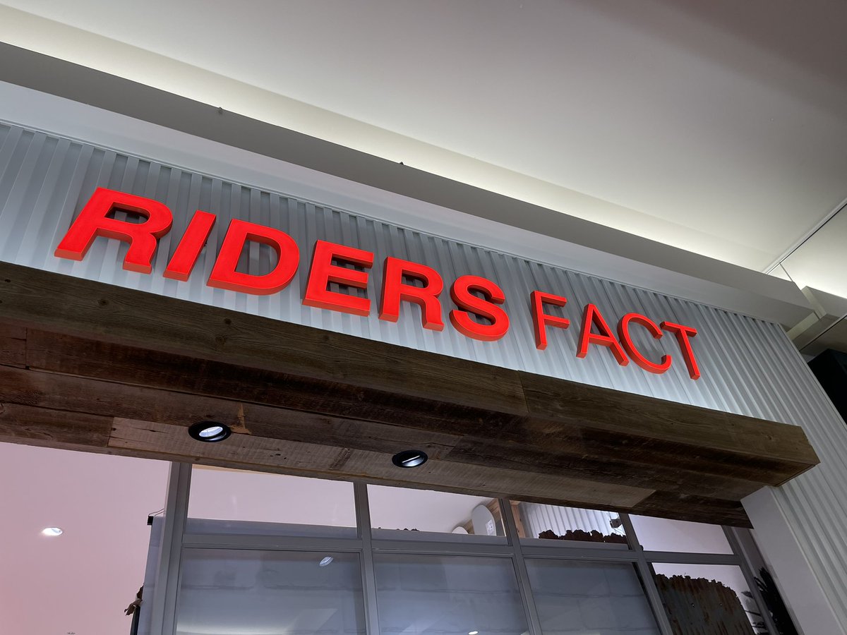 Dr3418's tweet photo. #FULX #DSW
#RidersFact
おやっ？
違うんや以前シューズ買ったら¥5,000クーポン使えるとか
10% offからならwebで買うより安いやんとか
違うんやただ今シーズンは白いバインディングが欲しくて… https://t.co/o9fCulGcre