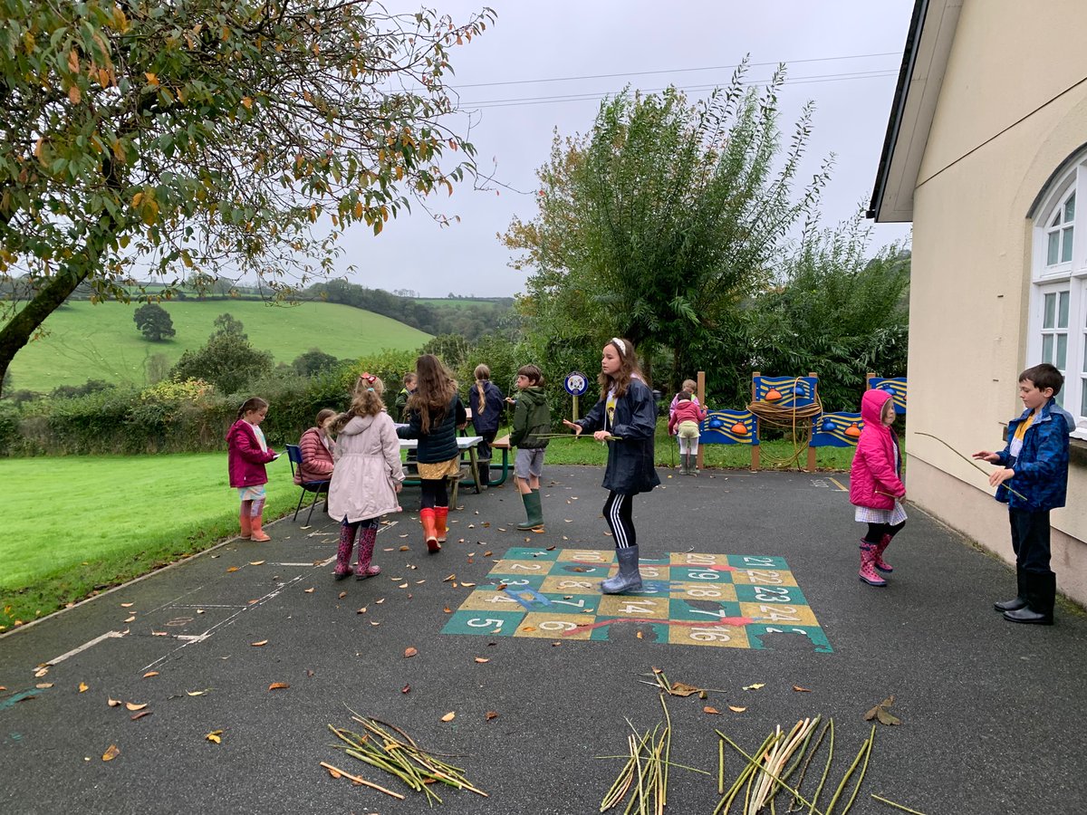 BroBrynach's tweet photo. CA2 wrth ei bodd yn creu bwganod brain bore ‘ma #joio #bwganbrain #cynhaeaf #gwenergwyllt 🍁🍂 https://t.co/86hhkDNC8l