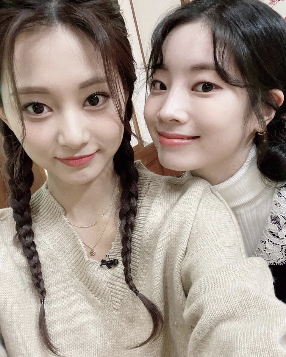 Jootaeny's tweet photo. Selfie 🤳 time 🥰💙 Please not be cute I can’t breath, Tzu ah! 🥴
#tzuyu @JYPETWICE @jypnation https://t.co/3xkvldX4bP