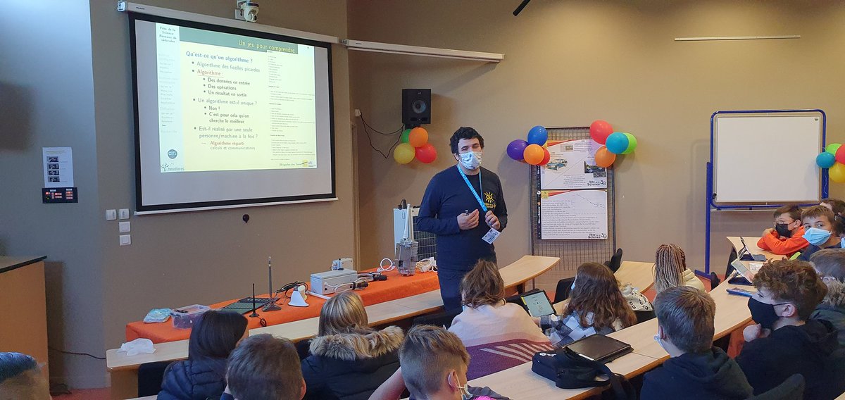 Heudiasyc's tweet photo. #FDS2021 Heudiasyc est sur tous les fronts ! A l'@utcompiegne on parle de communication inter véhicules en comparant un algorithme à une recette de cuisine, puis la réalité virtuelle pour la formation professionnelle, et enfin une demo des véhicules autonomes à échelle réduite https://t.co/CWGNV8VGkH