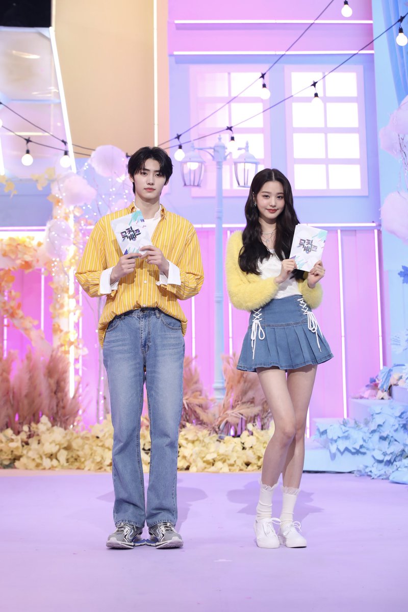 sunghoon and wonyoung representing social distancing https://t.co/wlU6Jpk1RB