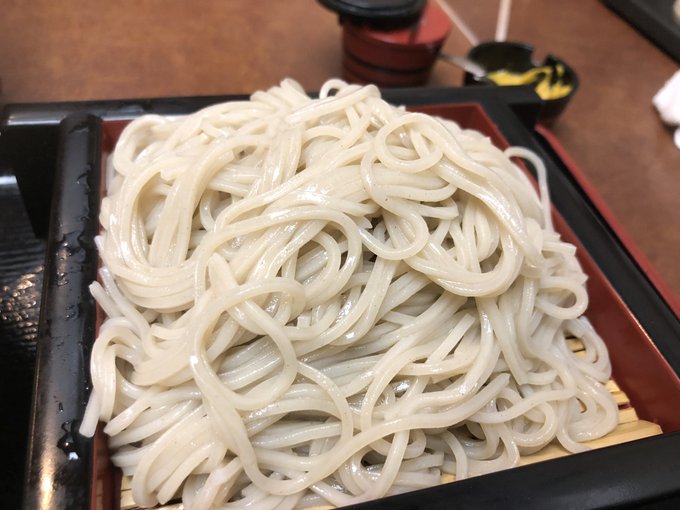 東高円寺『桂屋』
へぎ蕎麦のお店だそうで。ふぅん、へぎ蕎麦ね…?と気軽に入ってみると、昼から飲んでる客も多く、メニューを眺めるだけで、この店は只者では無いぞという感覚がビンビンにきます。へぎ蕎麦はふのりが練り込まれた蕎麦で、こきこき、くきくきという歯応えと滑らかな食感が最高でした 