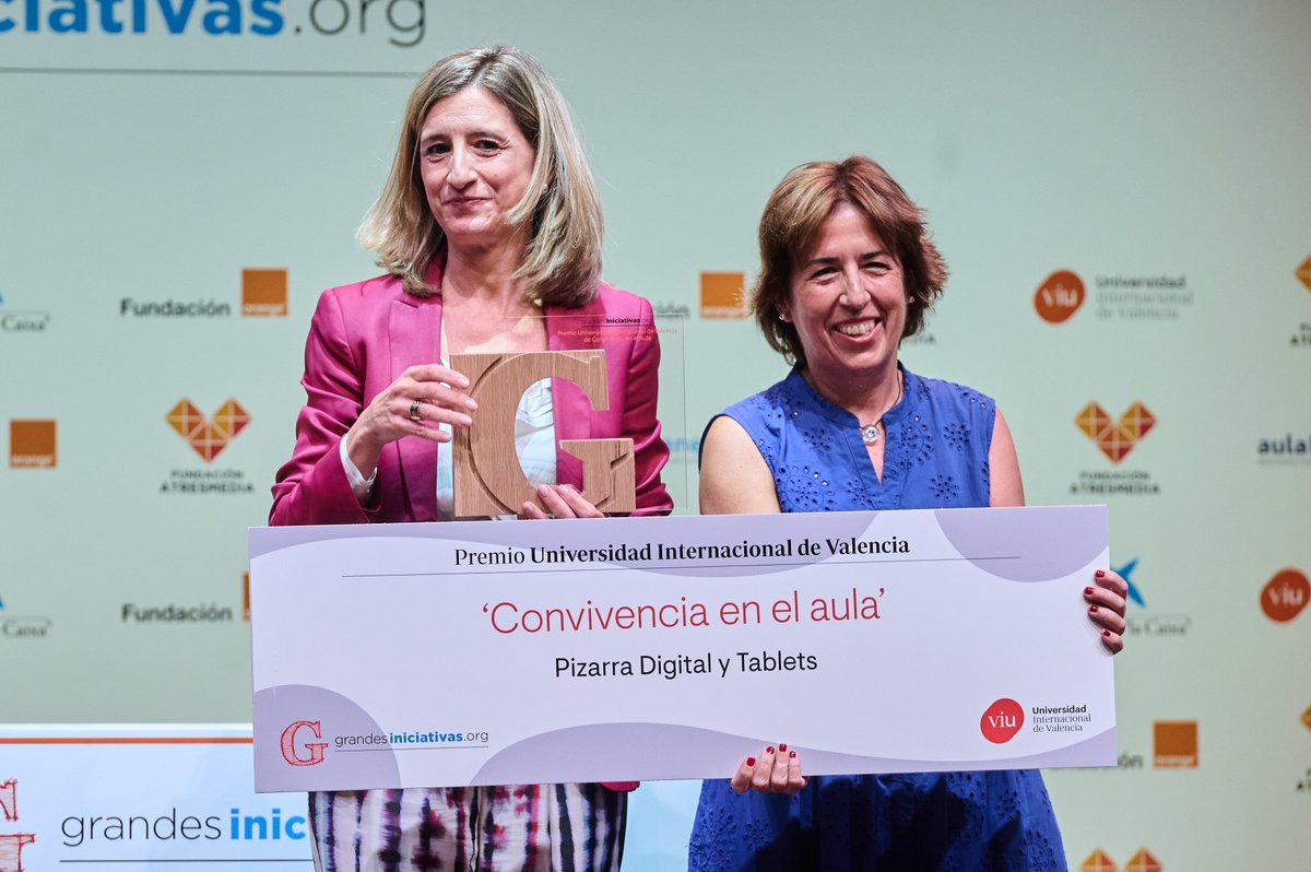 FundATRESMEDIA's tweet photo. 👩🏫  Mª Ángeles Moreno, profesora del @iesalyanub e impulsora de @Cibermanagers nos acompañó en la entrega de los Premios #GrandesIniciativas para recoger su galardón. ¡Enhorabuena y gracias por tu iniciativa! 👏

@Educaixa, @UniversidadVIU, @fundacionorange y @aulaPlaneta https://t.co/pm4lJZJqEV