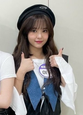 euarchived's tweet photo. beret e:u is back and gorgeous like always 🥰

#EVERGLOW #에버글로우 #EU #이유 https://t.co/pf82nO3Pzj