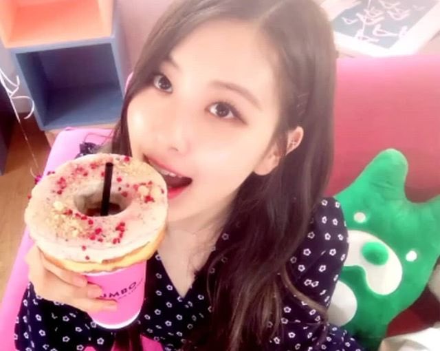 roses_are_reosi's tweet photo. 🍩🥤 https://t.co/KDC2aTZdAW