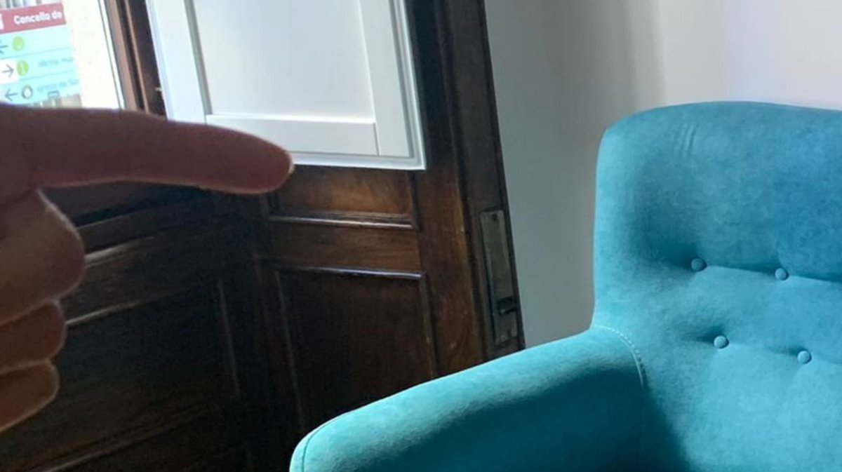xOsse's tweet photo. Búscase varón blanco, mediana idade, corenta e tantos, principio de artrósis nas mans, móvese con soltura pola casa do concello, debe caerlle mal todo deus que o rodea, por como fala deles nas redes... e a min dime Dorri 😍🥰😚 #queAmor https://t.co/sjdD0elECS