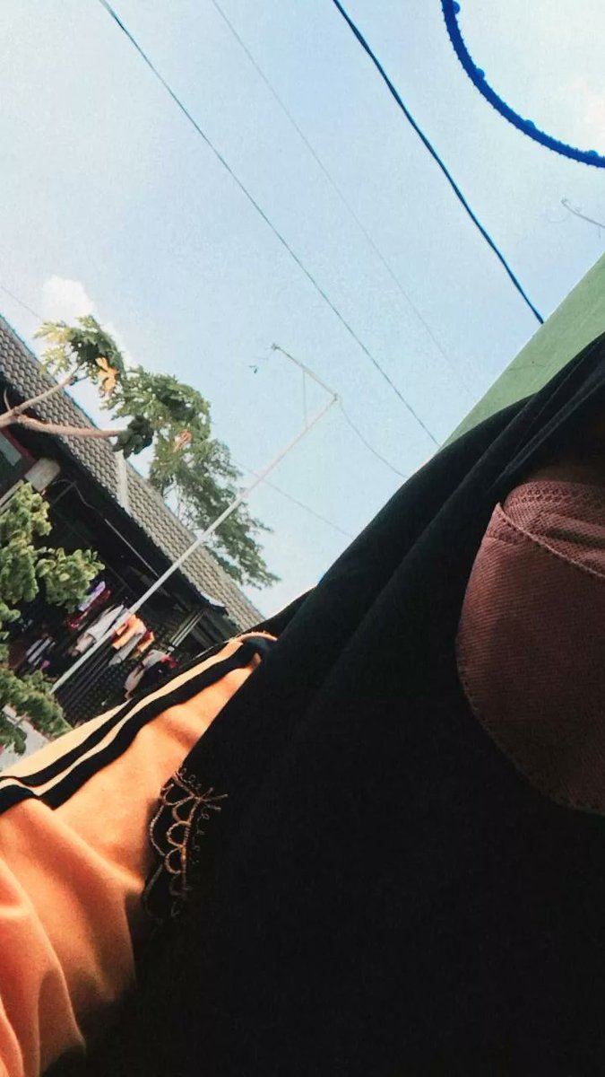 lolovyu's tweet photo. panas panas di suruh latihan, gurunya pengen tak hih https://t.co/AuzY6pDOTq
