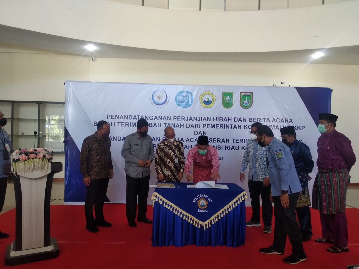 bppsdm_kp's tweet photo. #SobatBahari, Plt. Kepala #BRSDM @kusdiantoro77 bersama Walikota Dumai, menandatangani Perjanjian Hibah dan Berita Acara Serah Terima Hibah Barang Milik Daerah berupa Tanah dari Pemkot Dumai kepada @kkpgoid , di @poltekkpdumai , (8/10). #KKPRebound #RisetdanSDMKP #MenteriKKP https://t.co/TynM08NFeg