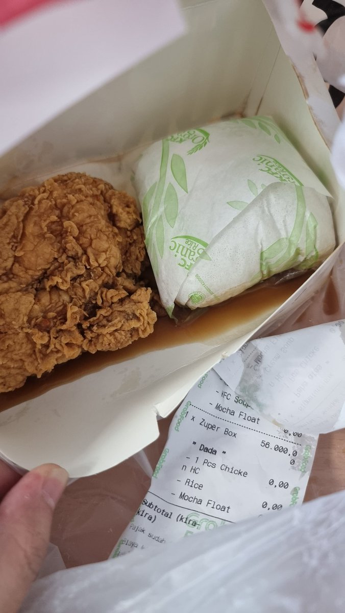 n_hestika's tweet photo. @KFCINDONESIA ini kfc percetakan negara gini banget ya packingnya.   Nasi sama ayam udah rasa moka float.. https://t.co/wQ9UuEyzie