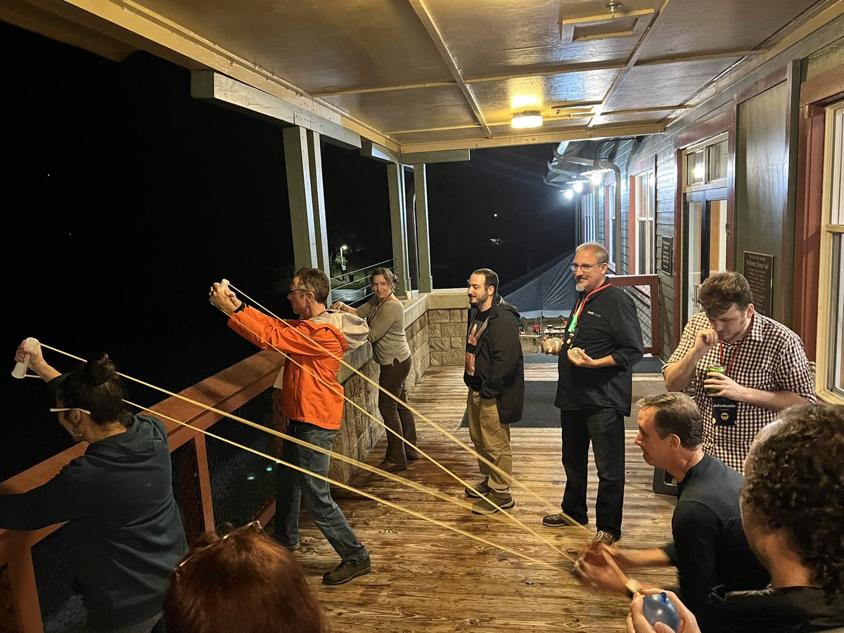 MacGeek27's tweet image. Late night water balloon launching. #PauseOnError