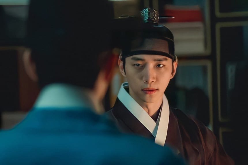 красный манжет рукава дорама 2021 ли сан. красный манжет рукава дорама (2021) otsomae beulgeun kkeuddong. дорама красный манжет рукава дорама. чунхо красный манжет рукава. красные манжеты на рукавах дорама.