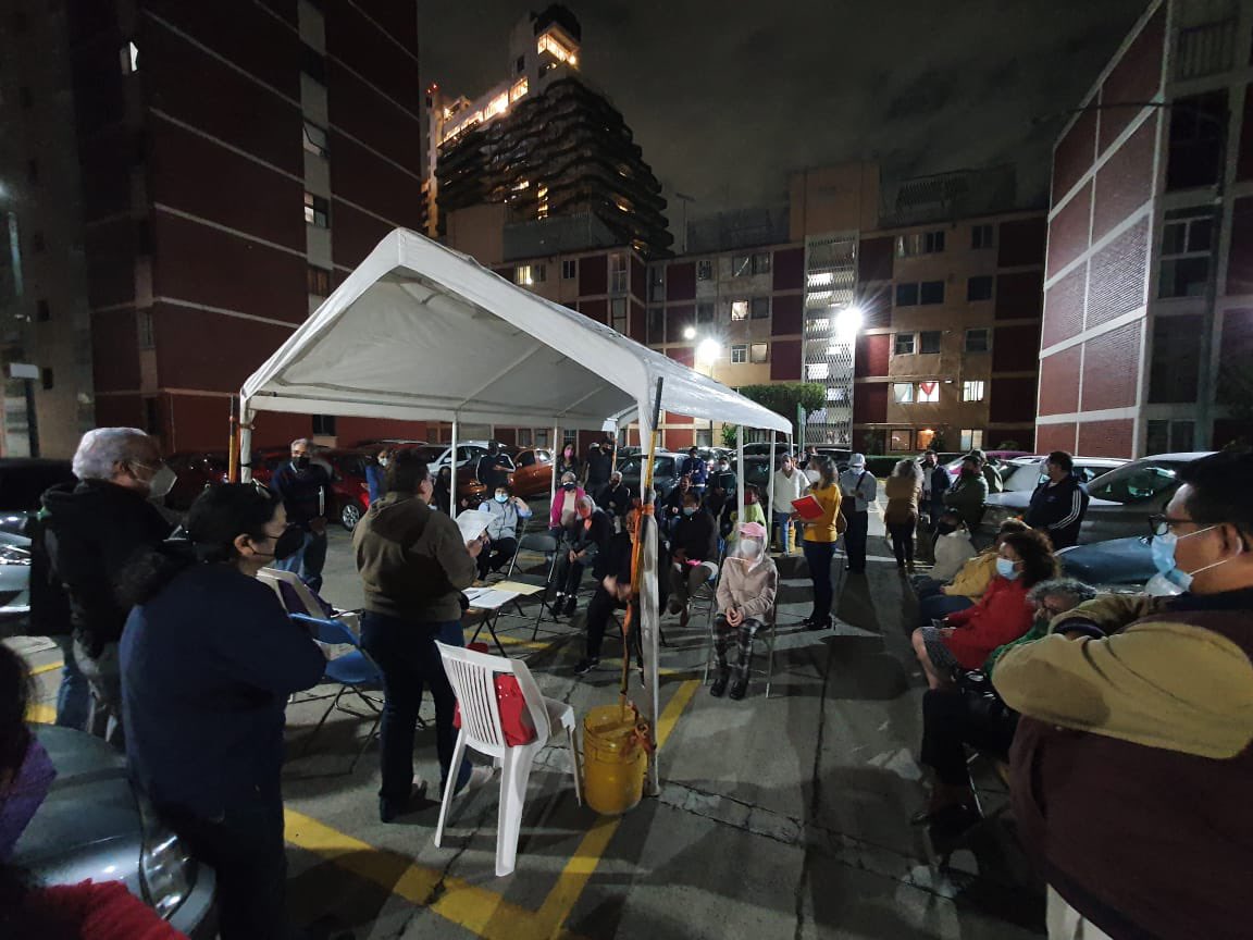 LEISAADMI's tweet photo. Estamos con la @prosoc_cdmx para cambio de #administracion en una #junta #condominal al aire libre para cumplir los lineamientos de #susanadistancia para evitar más contagios de #covid_19. https://t.co/IGyuCjROQ0