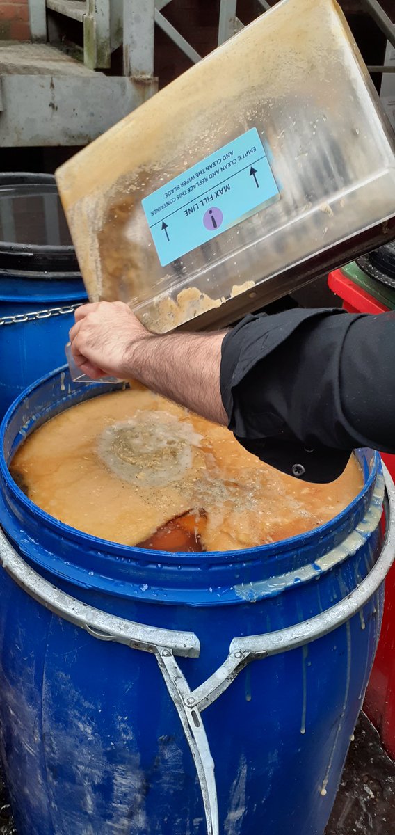 This kebab shop in the <a href="/stwater/">Severn Trent</a> region fills a 220 litre barrel like this every three weeks!

As you can see, the fats, oils, and grease (FOG) is being emptied out of his grease trap.

A grease trap allows wastewater to flow into the sewer, without carrying the FOG with it 👍🏼
