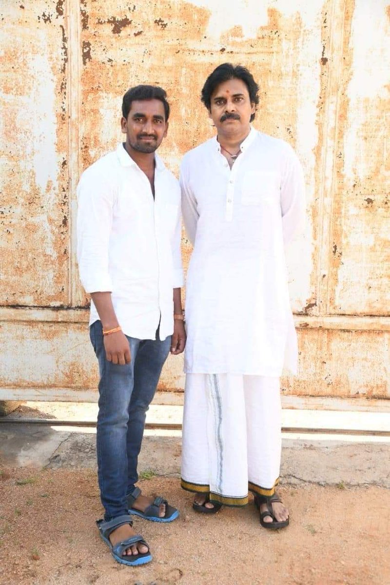 DVVMovie_'s tweet photo. రాజమండ్రిలో 3 కిలోమీటర్లు పాటు @PawanKalyan గారి కార్ తో పరుగెత్తి‌న మహేష్ ని జనసేనాని పవన్ కళ్యాణ్ గారు పిలిపించి, యోగక్షేమాలు కనుకొని పంపించారు.

#PawanKalyan #JanasenaParty
#BheemlaNayak #HariHaraVeeraMallu https://t.co/Y97RPNOqNQ