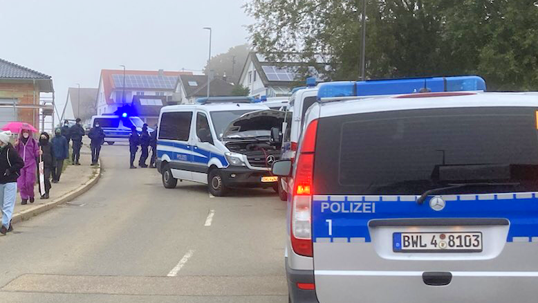REntwaffnen's tweet photo. Während sich Demonstrant:innen auf zum #Tribunal gegen #HecklerUndKoch aufmachen, blockiert ein defektes Polizeifahrzeug weiterhin die Straße – gut so!
#HecklerUndKochEntwaffnen
#0810Oberndorf
#BlockWar https://t.co/Oa9X85kp9R