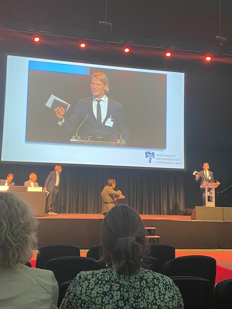 orthopaedielumc's tweet photo. Gister heeft Peter van Schie op het NOV congres de Van Rens prijs in ontvangst mogen nemen voor zijn presentatie over #kwaliteitsinterventie in ziekenhuizen om betere #TKA #THA te realiseren. Van harte gefeliciteerd! @deorthopedie #LUMC #NOVcongres https://t.co/t4jP97KaVV