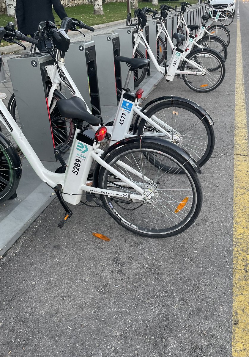 Monica_Garcia_G's tweet photo. Buenos días! 
Otra vez ni una sola bici de @BiciMAD disponible porque 
el señor que se jacta de no hacer NADA, @AlmeidaPP_ , 
ha desmantelado el servicio.
En Madrid podemos elegir entre atascos y contaminación porque elegir movilidad sostenible es una utopía. https://t.co/rPTsjNLc6s