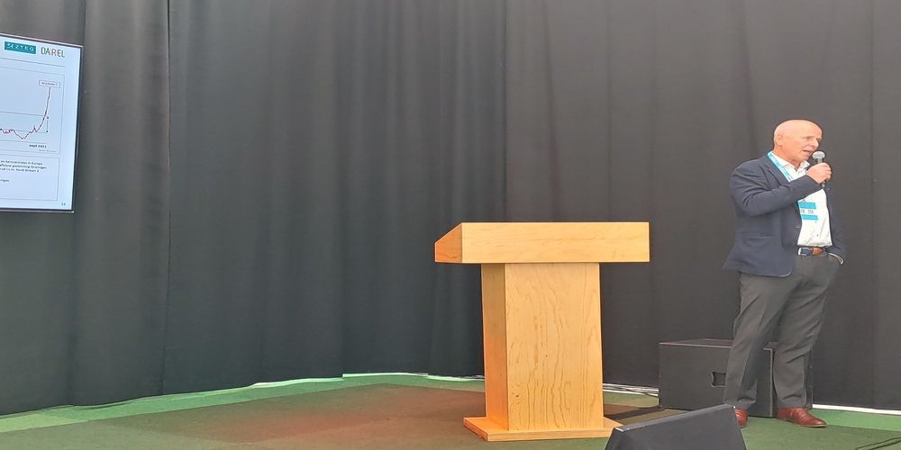 Geconcentreerde zonthermie is driemaal zo efficiënt als zon-PV, heeft een temperatuurbereik tot 400 graden Celsius en kan geïntegreerd worden in een bestaand warmtesysteem. Kansen voor de energietransitie vertelt Marc Peters, partner bij Darel Group. buff.ly/3AbKJkG