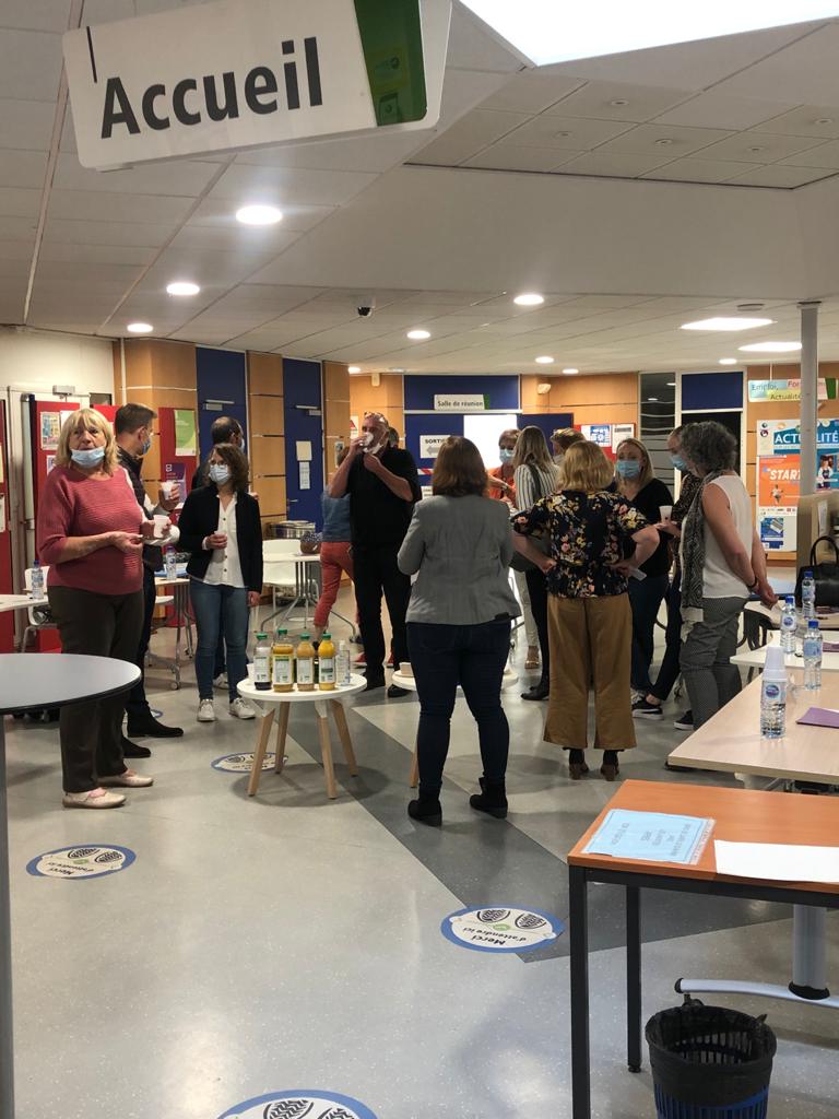 pole_CDegallaix's tweet photo. @poleemploiCluses
Il y a qq jours ! 
Table ronde 11 employeurs Santé Social 😆
Échanges sur besoins recrutement, étapes des 'parcours pro' : découverte métiers/détec° potentiels/forma°/aides &amp; mesures.
Merci pour ces échanges riches &amp; constructifs 🤗
#santé #OnEstLaPourVous https://t.co/2rTslH3UqJ
