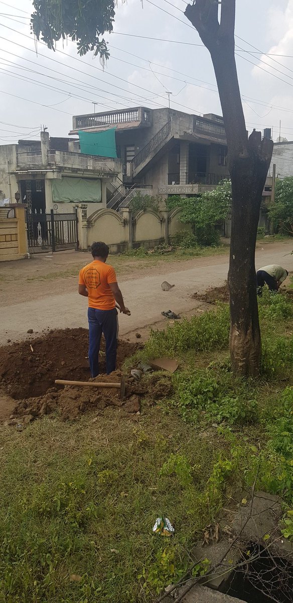 alokbhute's tweet photo. I saw @reliancejio is putting a internet cable line by digging a drain in the locality and am sure in many other cities. What if @airtelindia @vodafone decides to do the same? Unimaginable. I hope they will restore it back and not cause trbl to common man. https://t.co/TUVYPu5xvB