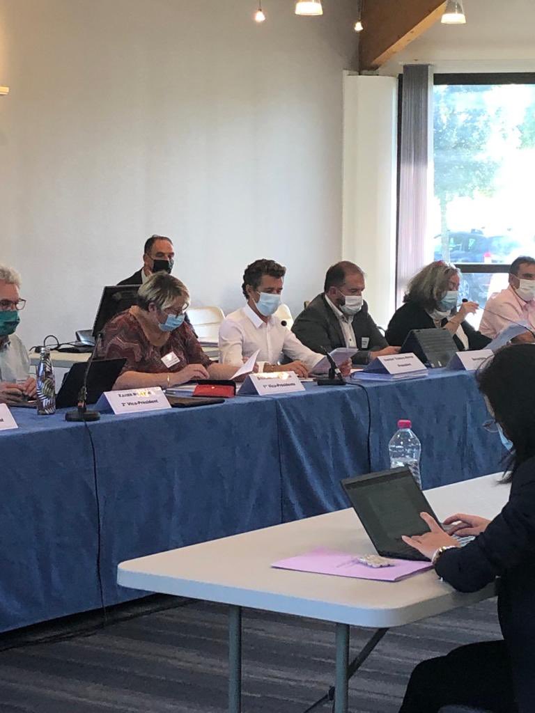 v_terrailnoves's tweet photo. Hier j’ai reuni le comité syndical de #Decoset. Déchèteries, centre de tri, incinérateurs, jardins partagés, les nombreux projets avancent grâce à la mobilisation des élus! https://t.co/8tUIl7wZKN