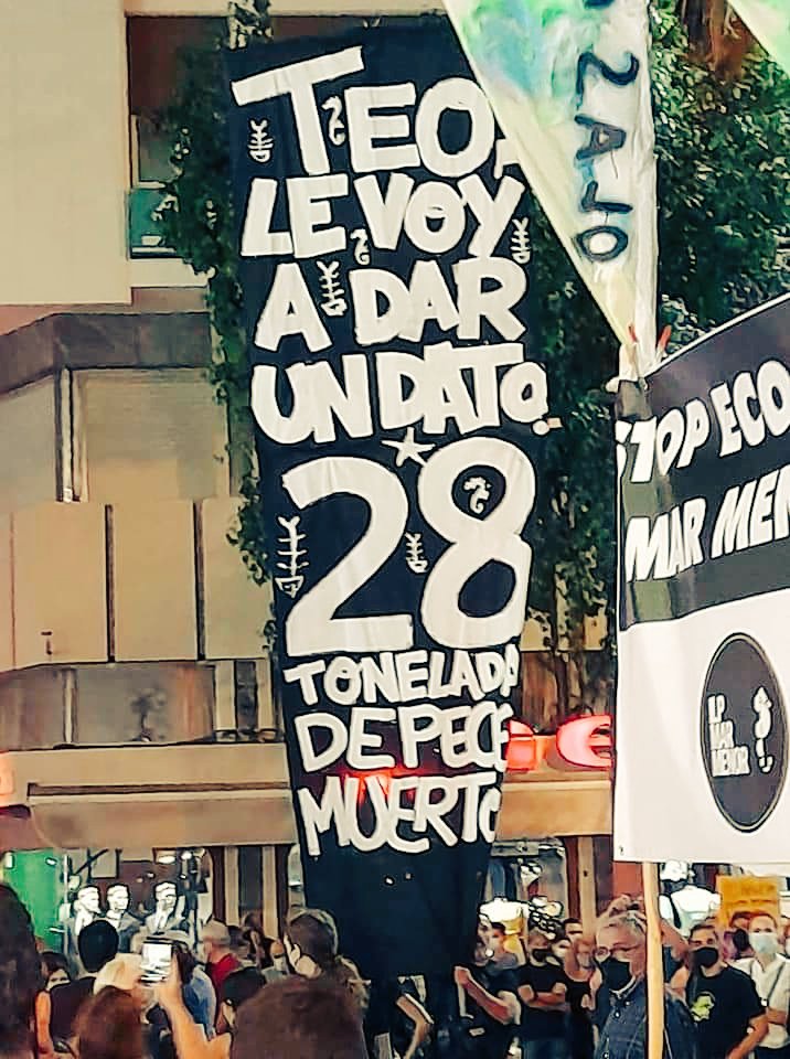 ➡️ Anoche las calles de #Murcia fueron un clamor  en la defensa del #SOSMarMenor y frente a las políticas devastadoras e insostenibles de la derecha murciana que están dejando sin futuro  a nuestra tierra y a nuestra gente.

‼️Más de 7️⃣0️⃣0️⃣0️⃣0️⃣ almas gritaron #LópezMirasDimisión