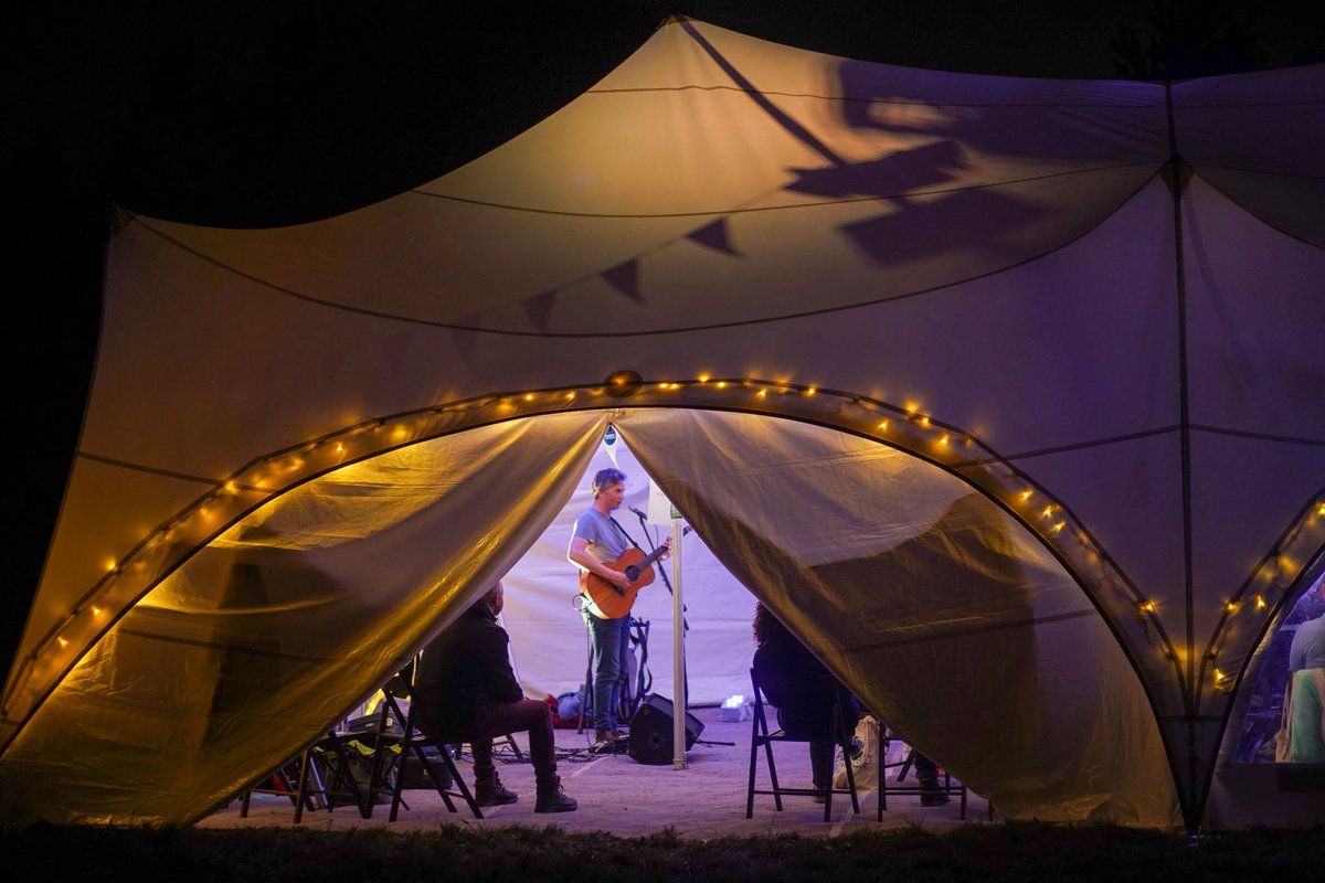CommsUnplugged's tweet photo. *ONE NIGHT IN SEPTEMBER*
Friday night at #CU21 in fact - made even more #magical by our ace #music man @tclementsmusic. One of our #unpluggers said he's a mix of singer and stand-up comedian and we love him 😍. His song #OneNightInSeptember was inspired by #CU19 #weareunplugged https://t.co/lsk86b6xEw