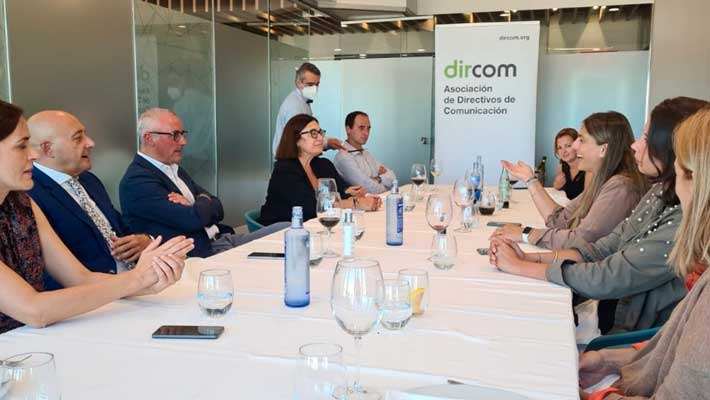 DircomNorte's tweet photo. 🔝El periodismo tiene futuro y la comunicación aporta valor a las empresas. 

https://t.co/MikkK7ksn2 a través de @DircomGAL 

#Comunicacion #Empresa #ConoceDircom https://t.co/8koGGJ2RUi