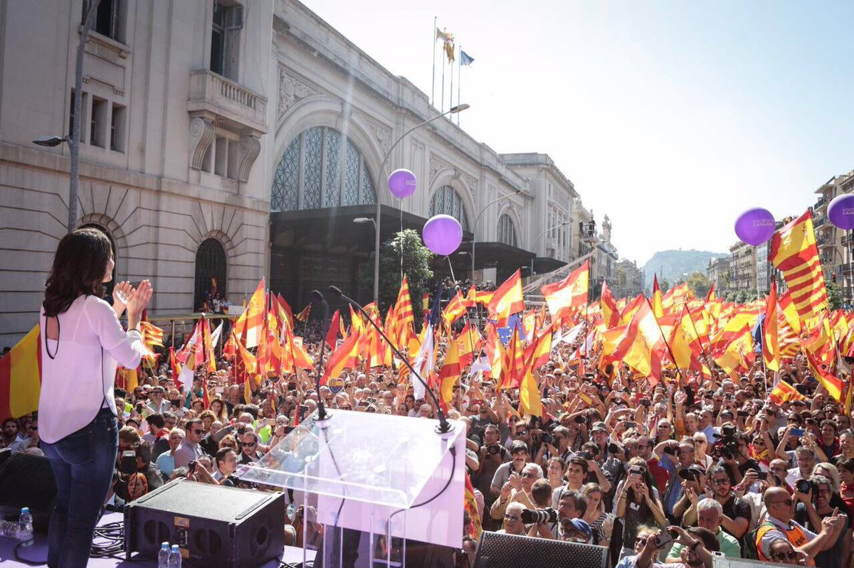 InesArrimadas's tweet image. El 8-O de 2017, los constitucionalistas llenamos las calles de Cataluña para unirnos y parar el desafío separatista. 4 años después, sigo convencida de que el espíritu cívico que se despertó aquel día en toda España es el que necesitamos para lograr un país de libres e iguales.