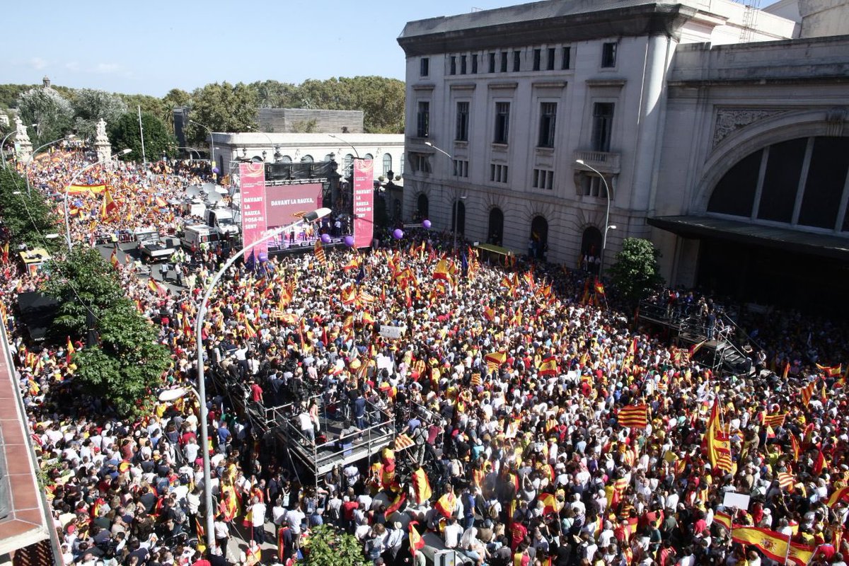 InesArrimadas's tweet image. El 8-O de 2017, los constitucionalistas llenamos las calles de Cataluña para unirnos y parar el desafío separatista. 4 años después, sigo convencida de que el espíritu cívico que se despertó aquel día en toda España es el que necesitamos para lograr un país de libres e iguales.