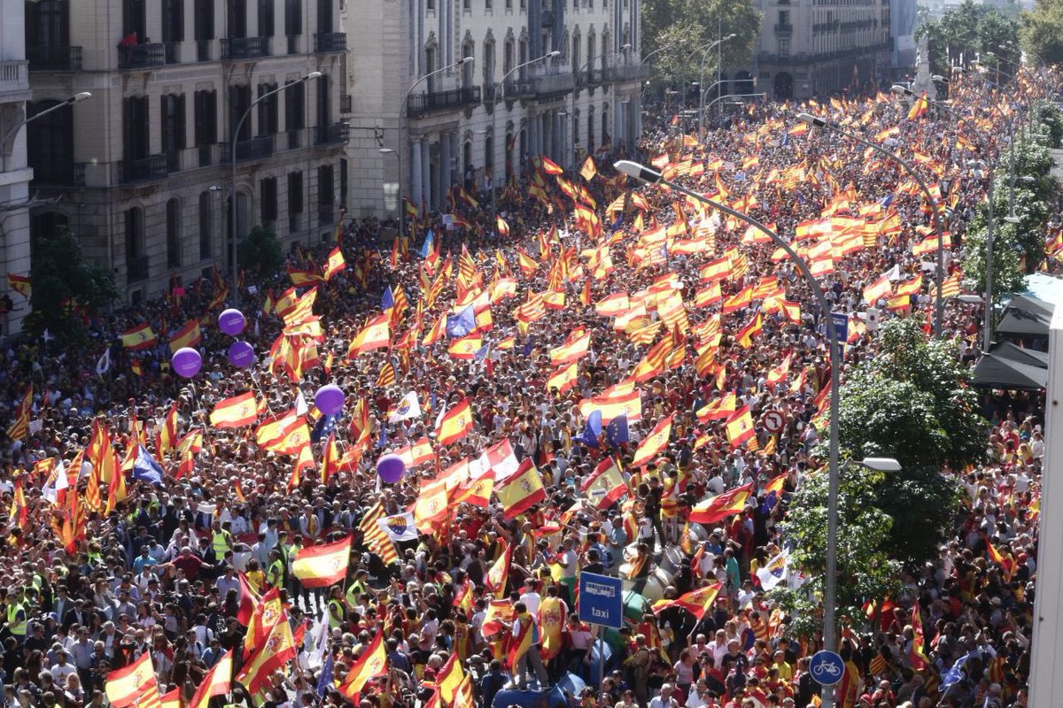 InesArrimadas's tweet image. El 8-O de 2017, los constitucionalistas llenamos las calles de Cataluña para unirnos y parar el desafío separatista. 4 años después, sigo convencida de que el espíritu cívico que se despertó aquel día en toda España es el que necesitamos para lograr un país de libres e iguales.