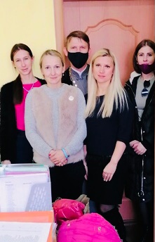 orthos_org's tweet image. #твори_добро  Настоятель прихода храма преподобномученика Серафима Жировичского в Гродно протоиерей Иоанн Велисейчик посетил гродненскую среднюю школу № 35, передав представителям учебного заведения новые вещи для детей из малоимущих и малообеспеченных семей.