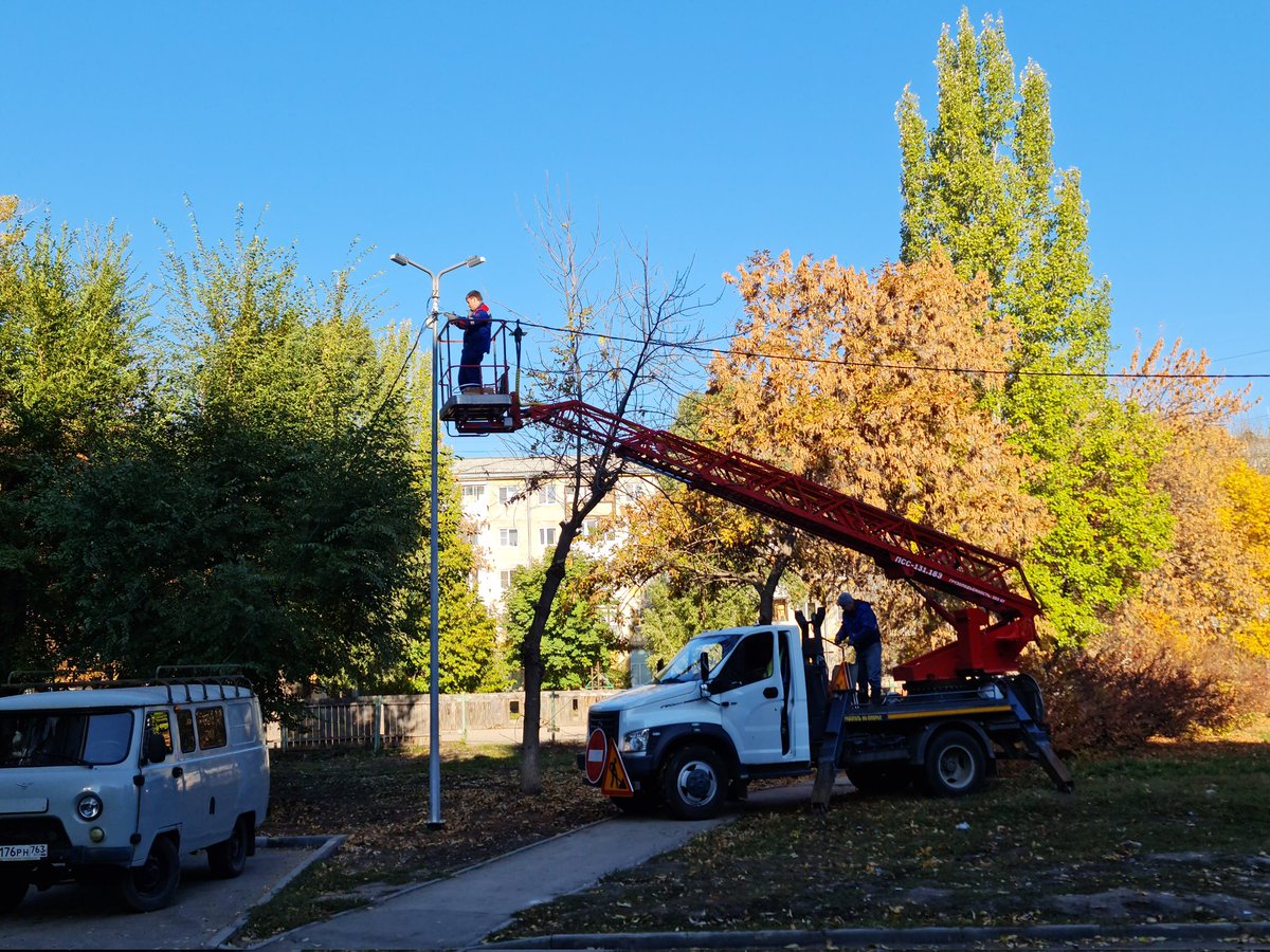 По адресу: ул. Стара-Загора, д. 166 @Samaragorsvet осуществлет работы по монтажу и установке кронштейнов на световых опорах,  прокладке электрическго кабеля в рамках реализации проекта Светлый двор по программе Губернатора СО <a href="/SOdeistvie63/">Губернаторский проект "СОдействие"</a>.
<a href="/adm_kir63/">Администрация Кировского района</a> <a href="/Rudakov_i_a/">Рудаков Игорь Александрович</a> <a href="/gkh_kir63/">Отдел по ЖКХ и благоустройству</a>